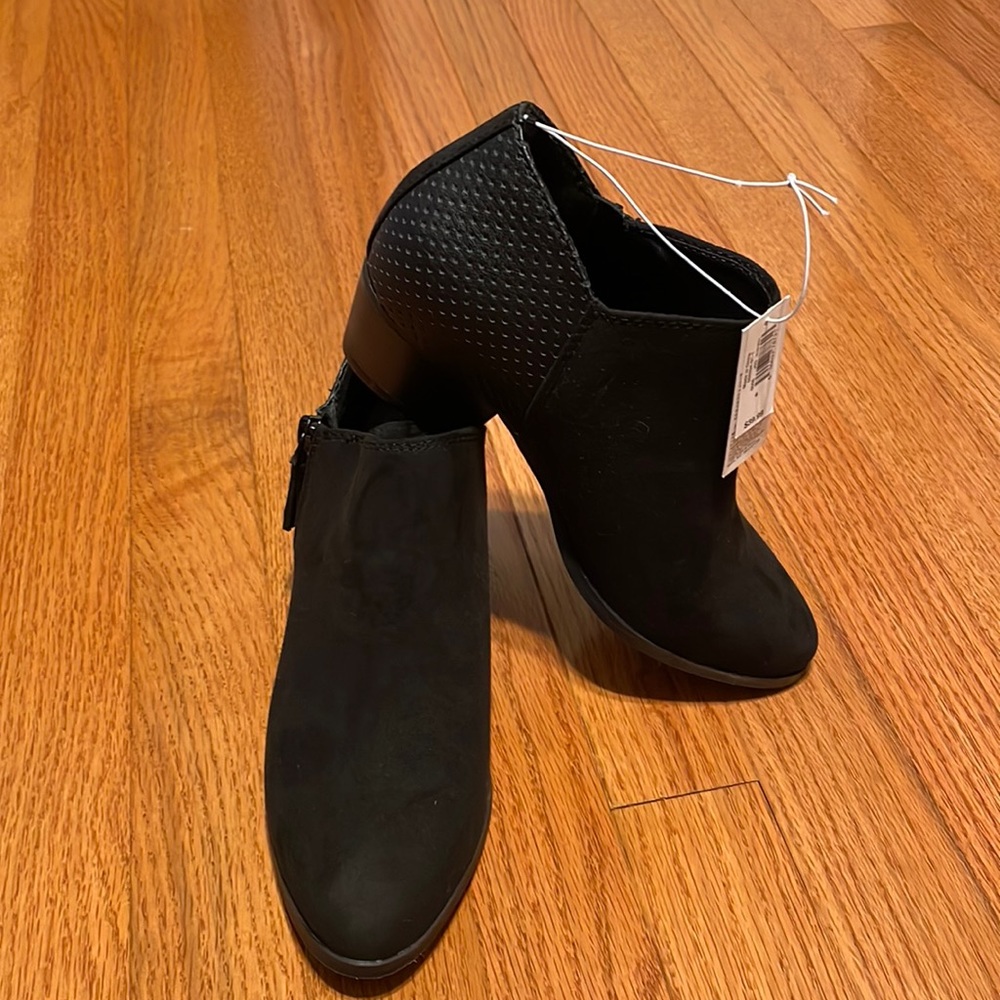 NWT. Black suede ankle boots. Size 6 Old Navy